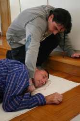 Roma, artisti sdraiati sotto il metrò