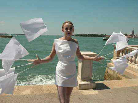 La bandiera bianca di Cagol sventola da un antico forte bellico. Sui monti del Trentino