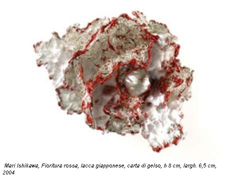 Mari Ishikawa, Fioritura rossa, lacca giapponese, carta di gelso, h 8 cm, largh. 6,5 cm, 2004