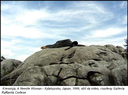 Kimsooja, A Needle Woman - Kytakyushu, Japan, 1999, still da video, courtesy Galleria Raffaella Cortese