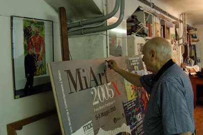 Mimmo Rotella prepara il manifesto di Miart 2005