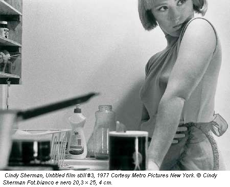 Cindy Sherman, Untitled film still #3, 1977 Cortesy Metro Pictures New York. © Cindy Sherman Fot.bianco e nero 20,3 × 25, 4 cm.