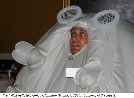 Fred Wolf nella tuta della Halliburton (9 maggio 2006). Courtesy of the artists.