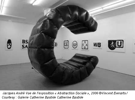 Jacques André Vue de l’exposition « Abstraction Sociale », 2006 ©Vincent Everarts / Courtesy : Galerie Catherine Bastide Catherine Bastide