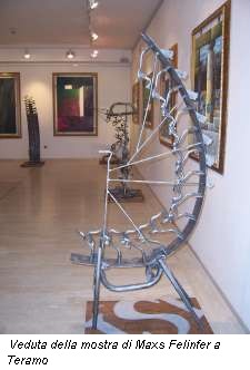 Veduta della mostra di Maxs Felinfer a Teramo