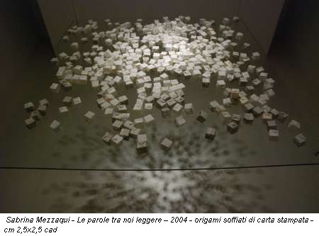 Sabrina Mezzaqui - Le parole tra noi leggere – 2004 - origami soffiati di carta stampata - cm 2,5x2,5 cad