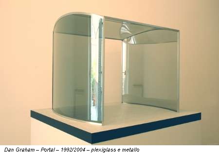 Dan Graham – Portal – 1992/2004 – plexiglass e metallo
