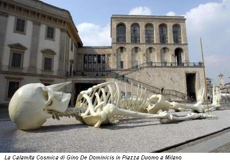 La Calamita Cosmica di Gino De Dominicis in Piazza Duomo a Milano
