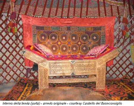 Interno della tenda (yurta) - arredo originale - courtesy Castello del Buonconsiglio