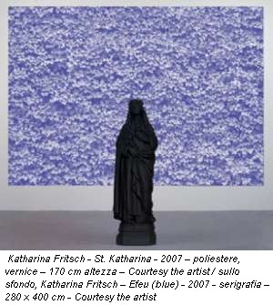 Katharina Fritsch - St. Katharina - 2007 – poliestere, vernice – 170 cm altezza – Courtesy the artist / sullo sfondo, Katharina Fritsch – Efeu (blue) - 2007 - serigrafia – 280 x 400 cm - Courtesy the artist