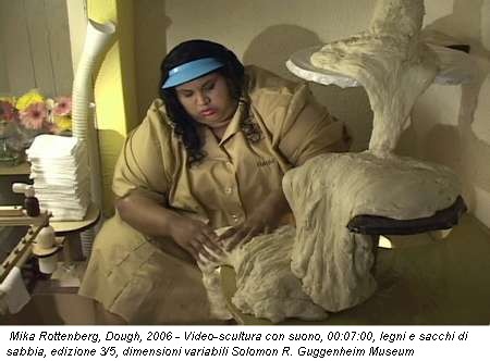 Mika Rottenberg, Dough, 2006 - Video-scultura con suono, 00:07:00, legni e sacchi di sabbia, edizione 3/5, dimensioni variabili Solomon R. Guggenheim Museum