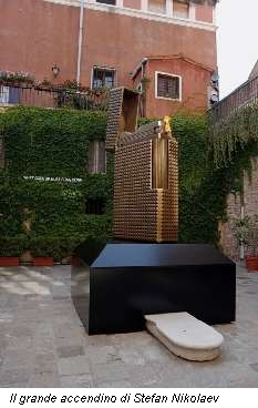 Il grande accendino di Stefan Nikolaev