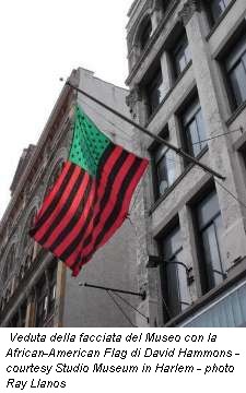 Veduta della facciata del Museo con la African-American Flag di David Hammons - courtesy Studio Museum in Harlem - photo Ray Llanos