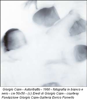 Giorgio Ciam - Autoritratto - 1980 - fotografia in bianco e nero - cm 50x50 - (c) Eredi di Giorgio Ciam - courtesy Fondazione Giorgio Ciam-Galleria Enrico Fornello