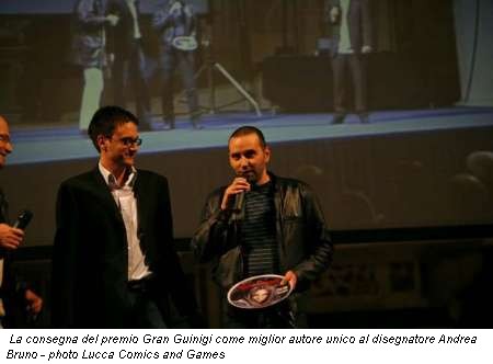 La consegna del premio Gran Guinigi come miglior autore unico al disegnatore Andrea Bruno - photo Lucca Comics and Games