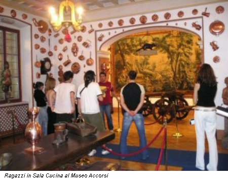 Ragazzi in Sala Cucina al Museo Accorsi