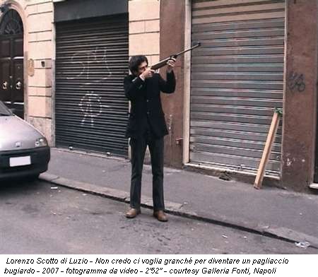 Lorenzo Scotto di Luzio - Non credo ci voglia granché per diventare un pagliaccio bugiardo - 2007 - fotogramma da video - 2'52'' - courtesy Galleria Fonti, Napoli
