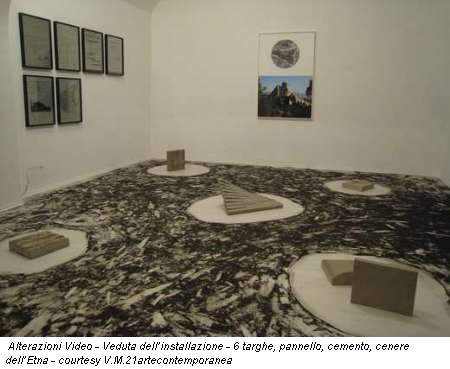 Alterazioni Video - Veduta dell'installazione - 6 targhe, pannello, cemento, cenere dell'Etna - courtesy V.M.21artecontemporanea