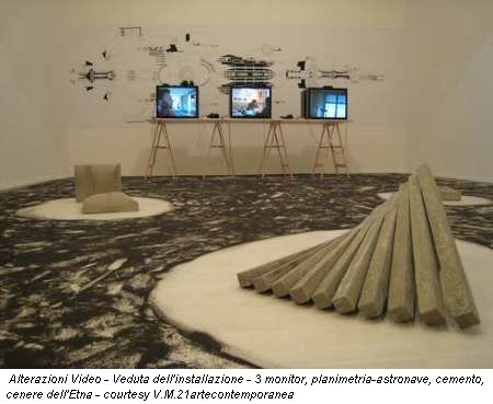 Alterazioni Video - Veduta dell'installazione - 3 monitor, planimetria-astronave, cemento, cenere dell'Etna - courtesy V.M.21artecontemporanea