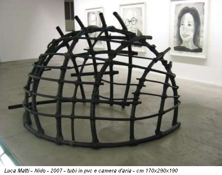 Luca Matti - Nido - 2007 - tubi in pvc e camera d'aria - cm 170x290x190