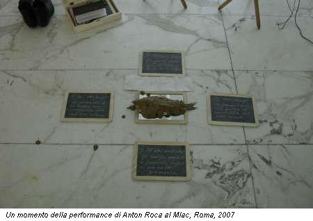 Un momento della performance di Anton Roca al Mlac, Roma, 2007