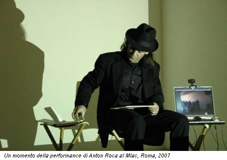 Un momento della performance di Anton Roca al Mlac, Roma, 2007