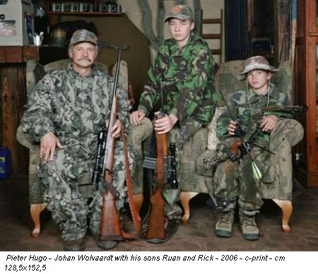 Pieter Hugo - Johan Wolvaardt with his sons Ruan and Rick - 2006 - c-print - cm 128,5x152,5