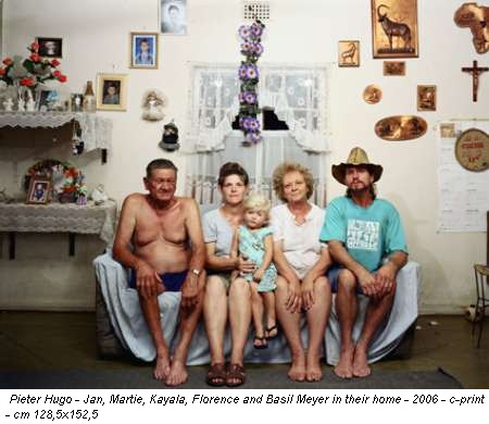 Pieter Hugo - Jan, Martie, Kayala, Florence and Basil Meyer in their home - 2006 - c-print - cm 128,5x152,5