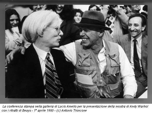 La conferenza stampa nella galleria di Lucio Amelio per la presentazione della mostra di Andy Warhol con i ritratti di Beuys - 1° aprile 1980 - (c) Antonio Troncone