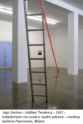 Ingo Gerken - Untitled Tendency - 2007 - installazione con scala e nastro adesivo - courtesy Galleria Pianissimo, Milano