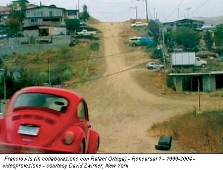 Francis Alys (in collaborazione con Rafael Ortega) - Rehearsal 1 - 1999-2004 - videoproiezione - courtesy David Zwirner, New York