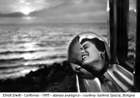 Elliott Erwitt - California - 1955 - stampa analogica - courtesy Galleria Spazia, Bologna