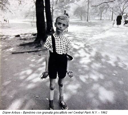 Diane Arbus - Bambino con granata giocattolo nel Central Park N.Y. - 1962