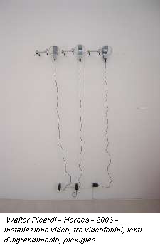 Walter Picardi - Heroes - 2006 - installazione video, tre videofonini, lenti d'ingrandimento, plexiglas