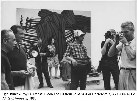 Ugo Mulas - Roy Lichtenstein con Leo Castelli nella sala di Lichtenstein, XXXIII Biennale d'Arte di Venezia, 1966