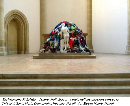 Michelangelo Pistoletto - Venere degli stracci - veduta dell'installazione presso la Chiesa di Santa Maria Donnaregina Vecchia, Napoli - (c) Museo Madre, Napoli