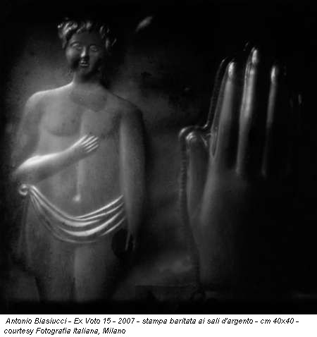 Antonio Biasiucci - Ex Voto 15 - 2007 - stampa baritata ai sali d'argento - cm 40x40 - courtesy Fotografia Italiana, Milano