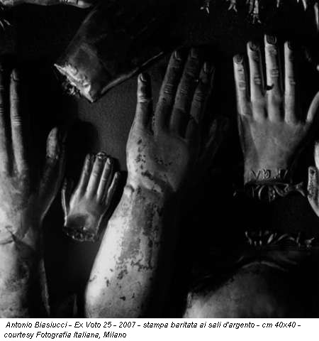 Antonio Biasiucci - Ex Voto 25 - 2007 - stampa baritata ai sali d'argento - cm 40x40 - courtesy Fotografia Italiana, Milano