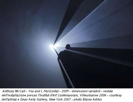Anthony McCall - You and I, Horizontal - 2005 - dimensioni variabili - veduta dell'installazione presso l'Institut d'Art Contemporain, Villeurbanne 2006 - courtesy dell'artista e Sean Kelly Gallery, New York 2007 - photo Blaise Adilon