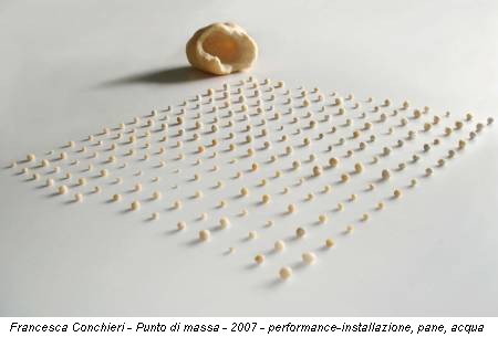 Francesca Conchieri - Punto di massa - 2007 - performance-installazione, pane, acqua