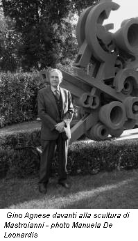 Gino Agnese davanti alla scultura di Mastroianni - photo Manuela De Leonardis