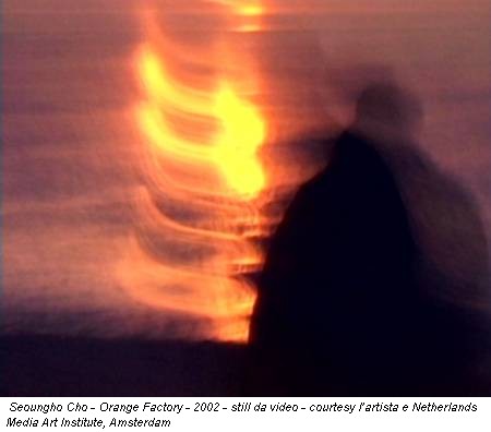 Seoungho Cho - Orange Factory - 2002 - still da video - courtesy l’artista e Netherlands Media Art Institute, Amsterdam