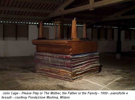 John Cage - Please Play or The Mother, the Father or the Family - 1989 - pianoforte e tessuti - courtesy Fondazione Mudima, Milano