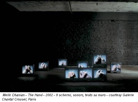 Melik Ohanian - The Hand - 2002 - 9 schermi, sonoro, testo su muro - courtesy Galerie Chantal Crousel, Paris