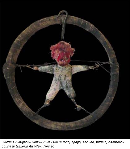 Claudia Buttignol - Dolls - 2005 - filo di ferro, spago, acrilico, bitume, bambola - courtesy Galleria Art Way, Treviso