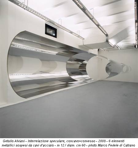 Getulio Alviani - Interrelazione speculare, concavo=convesso - 2008 - 6 elementi metallici sospesi da cavi d’acciaio - m 12 / diam. cm 60 - photo Marco Fedele di Catrano