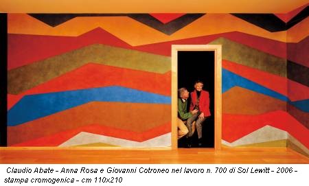 Claudio Abate - Anna Rosa e Giovanni Cotroneo nel lavoro n. 700 di Sol Lewitt - 2006 - stampa cromogenica - cm 110x210