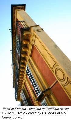 Fetta di Polenta - facciata dell'edificio su via Giulia di Barolo - courtesy Galleria Franco Noero, Torino