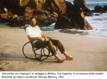 Alexander von Vegesack in spiaggia a Malibu, Los Angeles, in occasione della mostra itinerante sul legno curvato per Neiman Markus, 1982