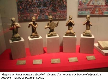 Gruppo di cinque musicisti stranieri - dinastia Sui - granito con tracce di pigmento e doratura - Tianshui Museum, Gansu